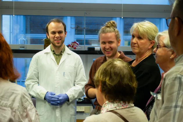 Scientists and patients in the lab. Photo.